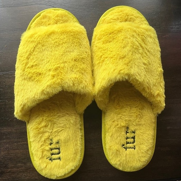 Fur Oil Brand Slippers - Size Large (9-10) - Picture 1 of 4